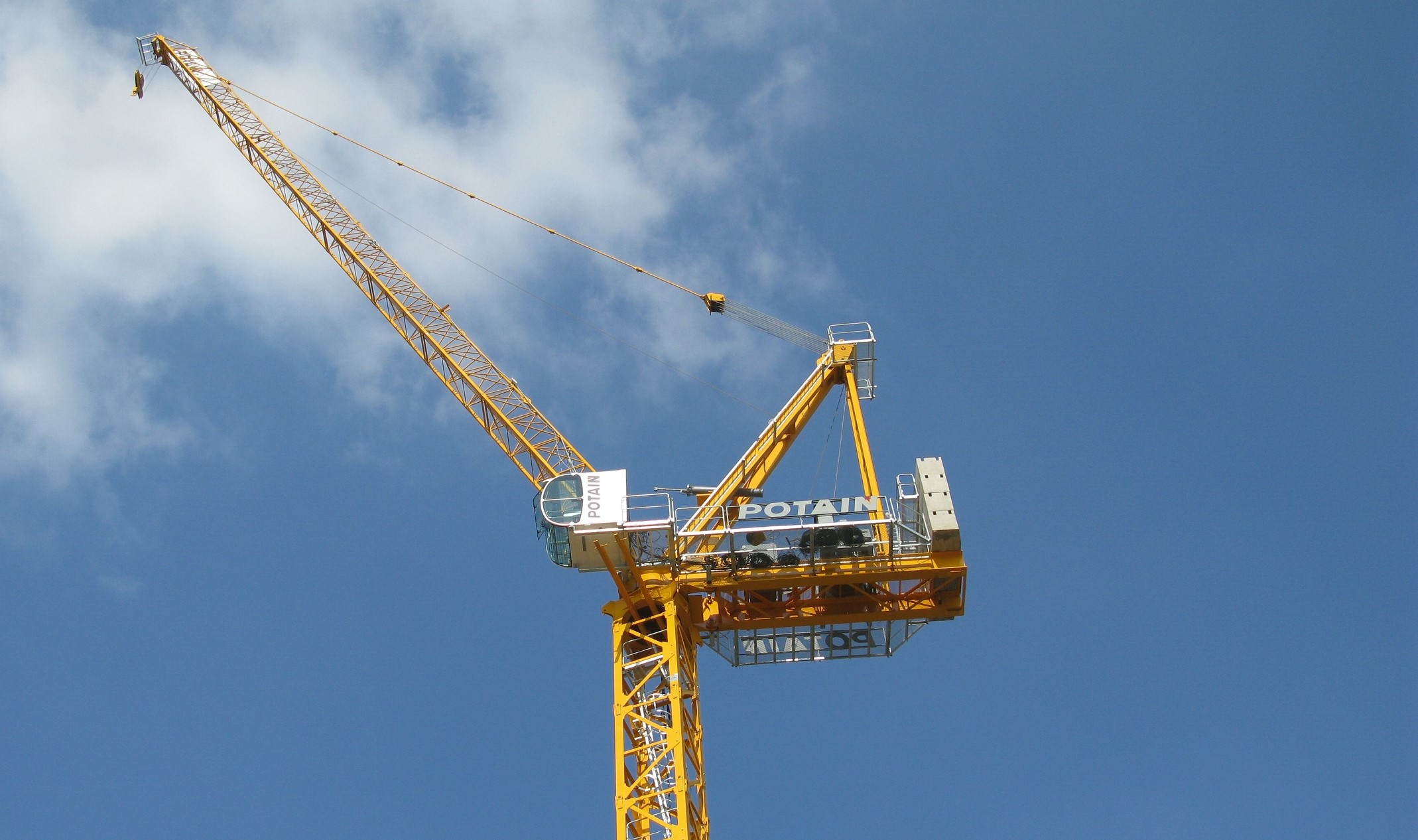 POTAIN LUFFING JIB CRANE OFFERS FAST LIFTING SPEEDS