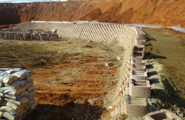 Infrastructure projects - segmental block retaining wall reinforced with Secugrid R6 type uniaxial geogrid Infrastructure projects - segmental block retaining wall reinforced with Secugrid R6 type uniaxial geogrid