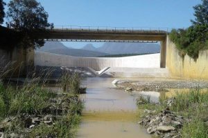 The existing Garden Route Dam spillway was only 25 m wide.