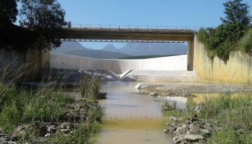 The existing Garden Route Dam spillway was only 25 m wide. The existing Garden Route Dam spillway was only 25 m wide.