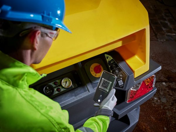 Customer can scan a QR code to obtain information on Atlas Copco machines Customer can scan a QR code to obtain information on Atlas Copco machines