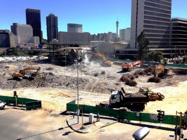 Large scale commercial demolition within an urban environment