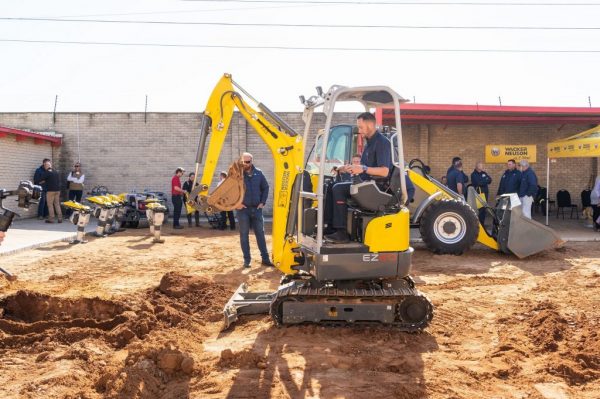 Customers, dealers and media putting Wacker Neuson machines through their paces Customers, dealers and media putting Wacker Neuson machines through their paces